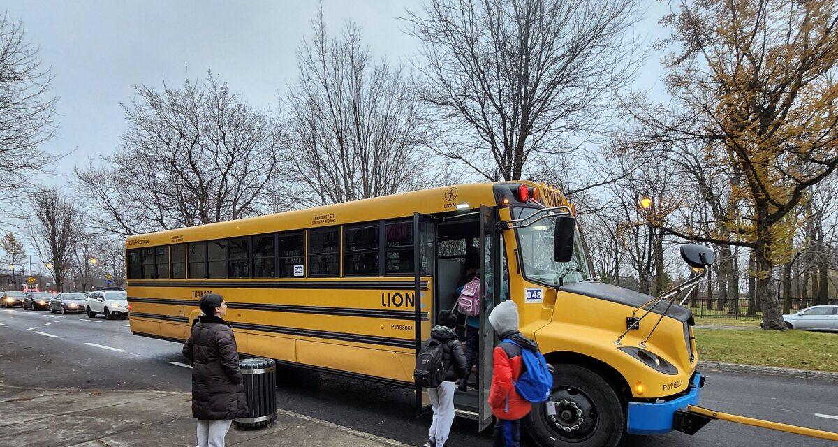 Excédé par leur agitation, un chauffeur de bus scolaire craque et abandonne 40 collégiens en plein trajet