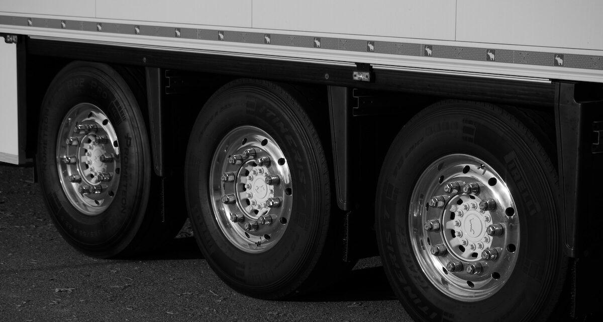 Vidéo - Un pneu perdu par un camion provoque une scène hallucinante