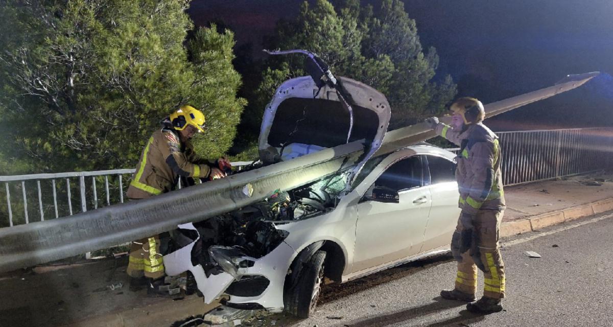 Ivre au volant, sa voiture accidentée est traversée par une barrière en fer... il s'en sort miraculeusement indemne