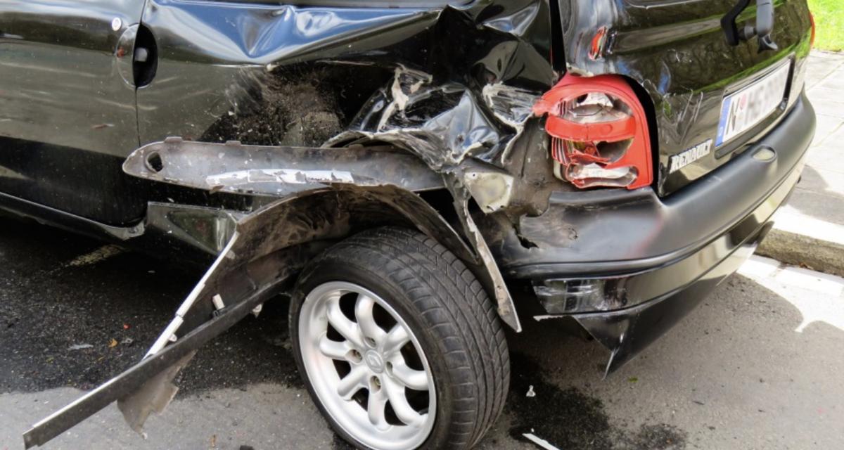 Dans une zone limitée à 30 km/h, trois jeunes roulent à plus de 100 km/h... et finissent dans un mur