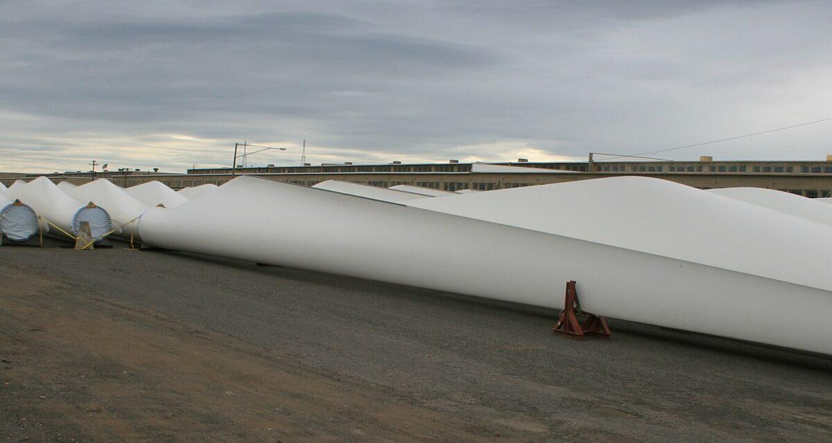 Une sortie de route inattendue : une voiture finit sa course... contre une pale d'éolienne !