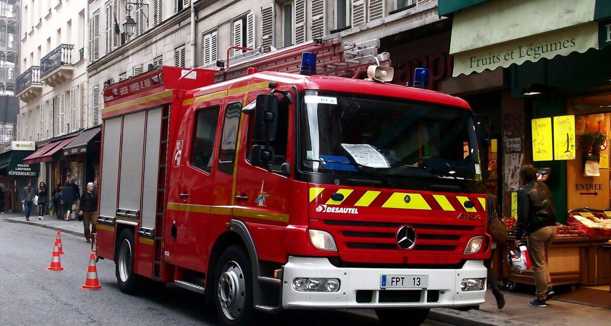 Une voiture percute un coffret de gaz et s'embrase complètement : 35 sapeurs-pompiers mobilisés