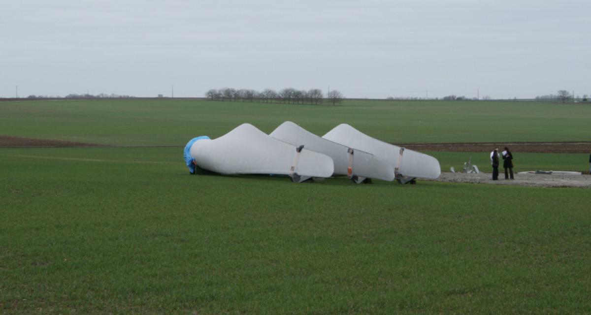 Sa voiture percute une pale d'éolienne, un accident aussi rare qu'impressionnant