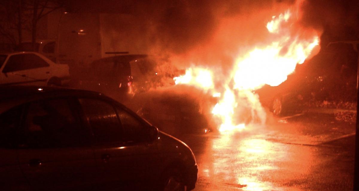 Une simple batterie externe déclenche l'explosion de sa voiture devant chez lui