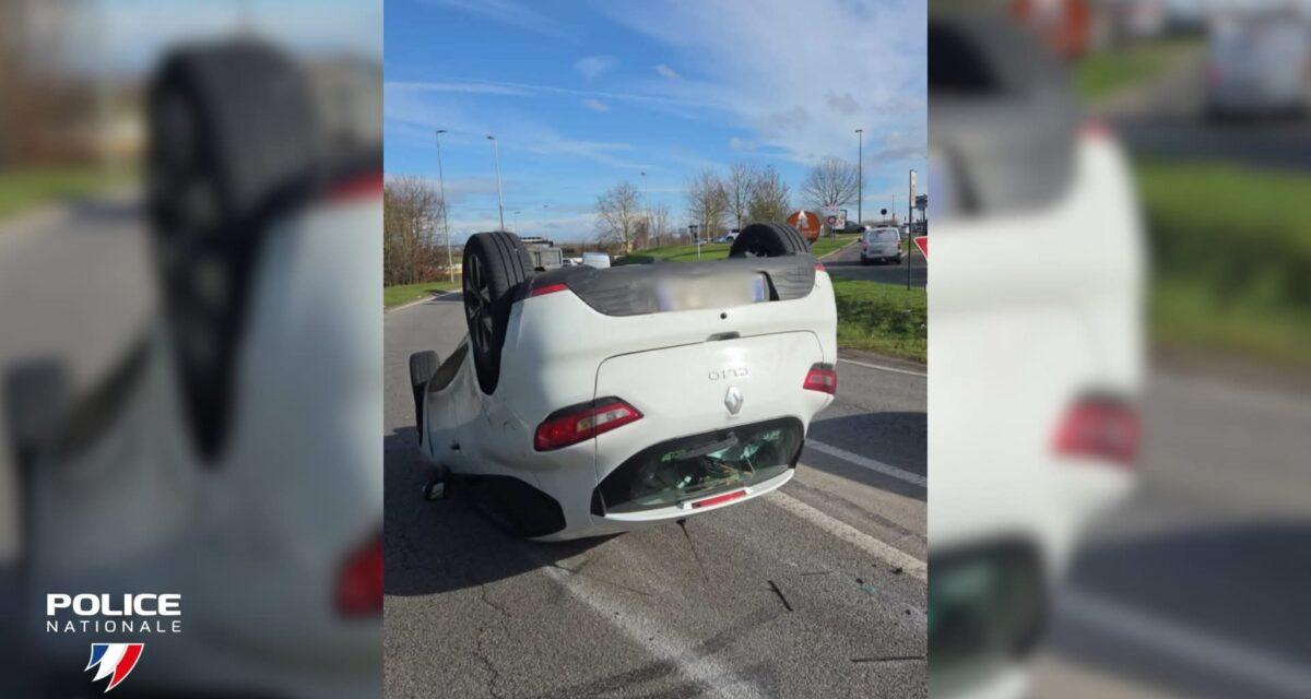 Il fait une sortie de route, sa voiture percute un poteau téléphonique et finit sur le toit