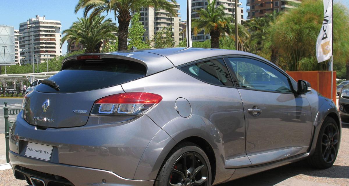 Sans permis, dans une voiture volée et à plus de 240 km/h : la course-poursuite totalement folle