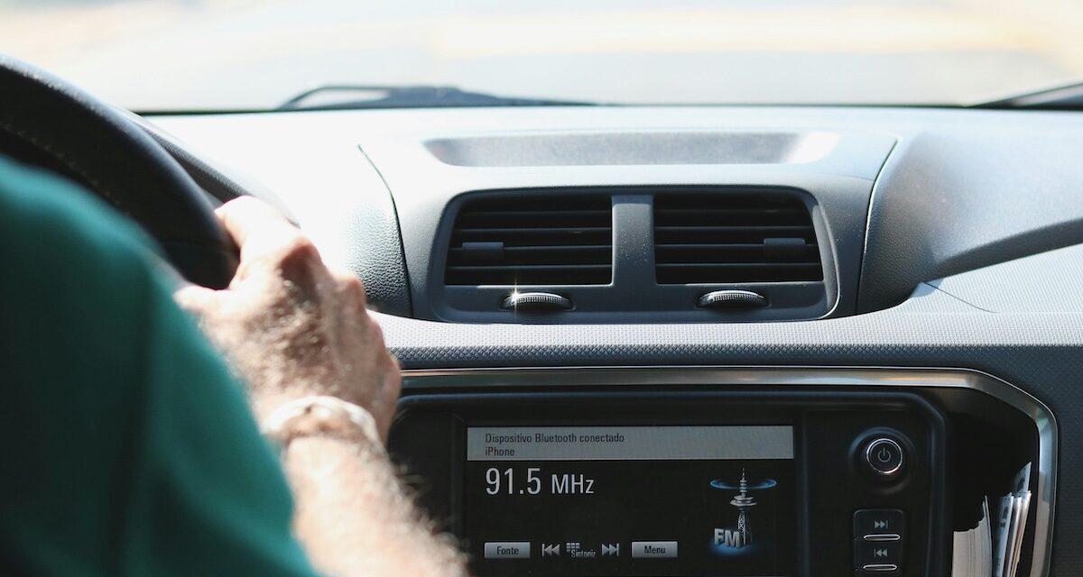 Vers la fin de l'autoradio ? L'Arcom tire la sonnette d'alarme face aux constructeurs
