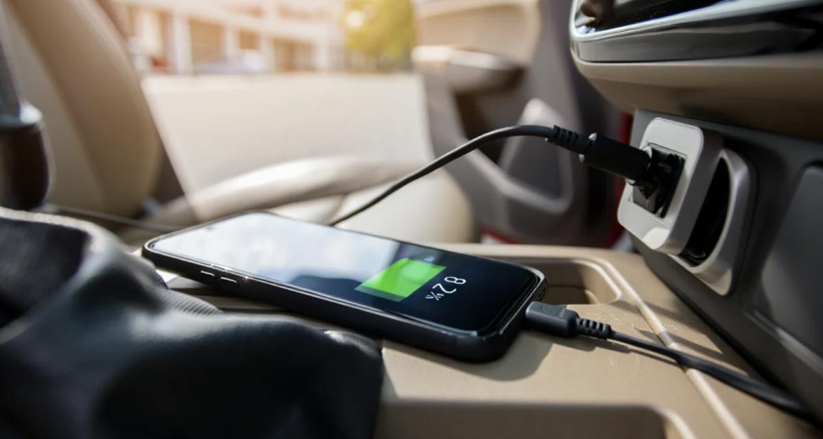 Privé d'électricité à cause de la tempête Nils, un conducteur de 64 ans utilise sa voiture pour charger ses appareils