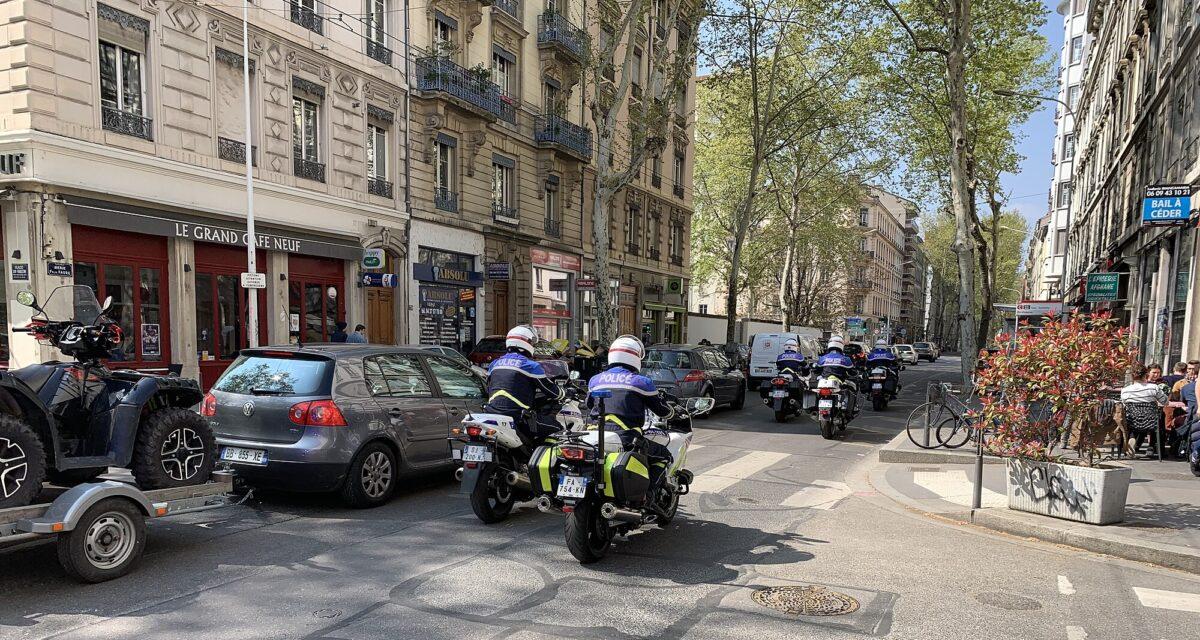 Excès de vitesse, conduites à risque : 14 CRS à moto en renfort sur nos routes pour stopper l'hémorragie