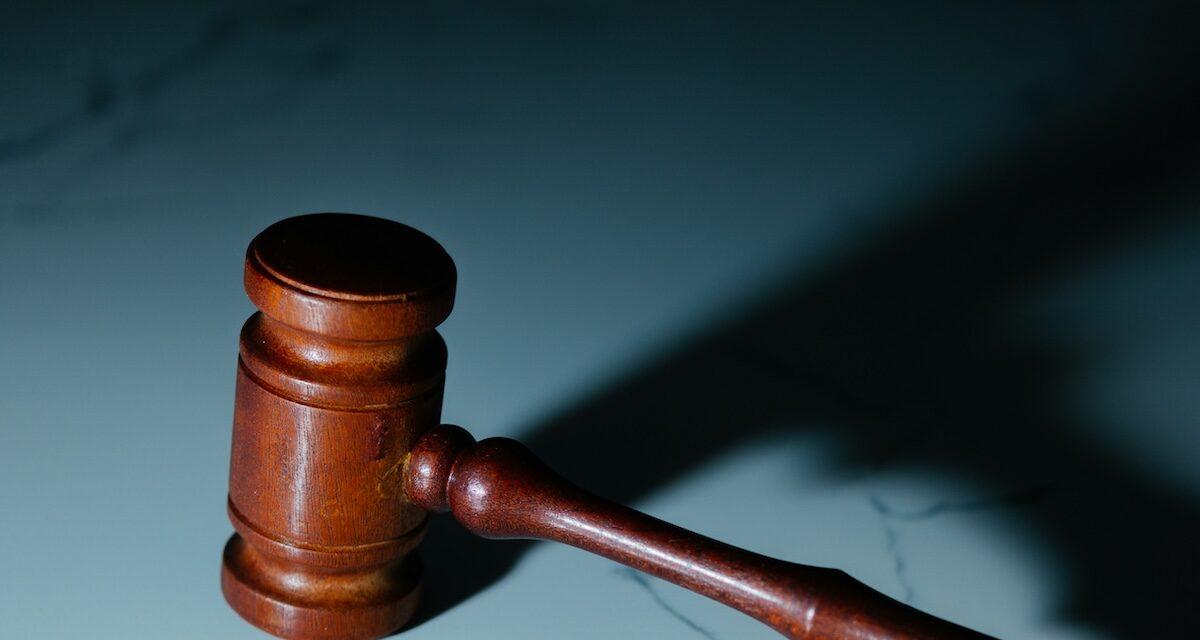 Il frappe une infirmière après avoir été contrôlé en état d'ivresse au volant et sans assurance : un an de prison ferme avec annulation de son permis