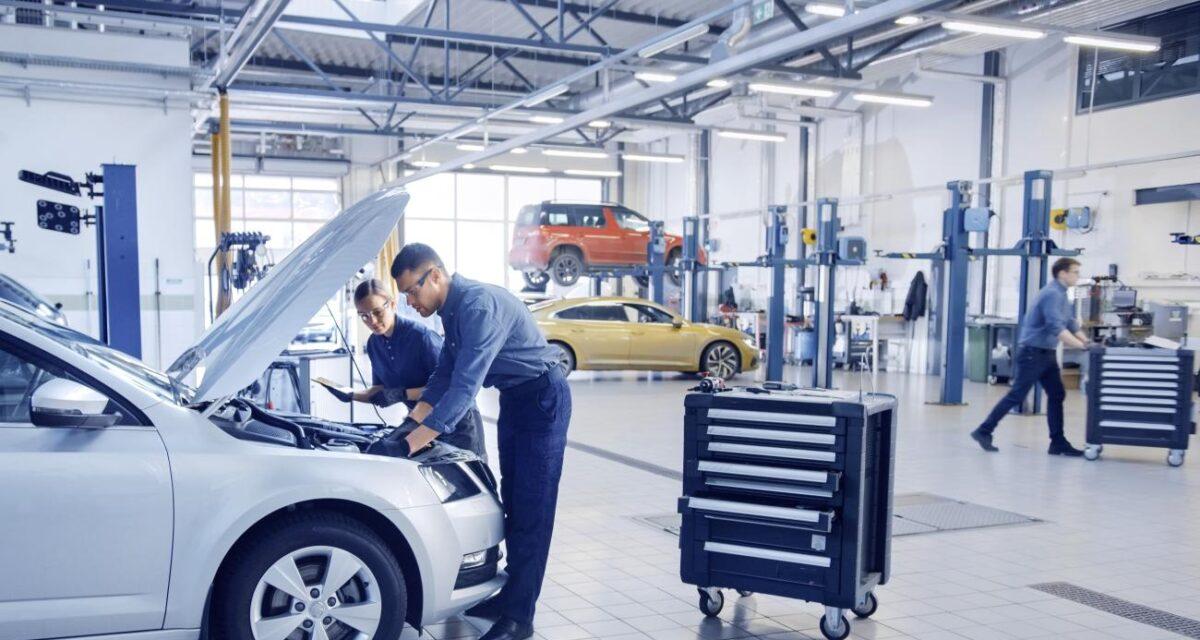 Voitures électriques : pourquoi les garages gagnent moins et comment les constructeurs ripostent ?