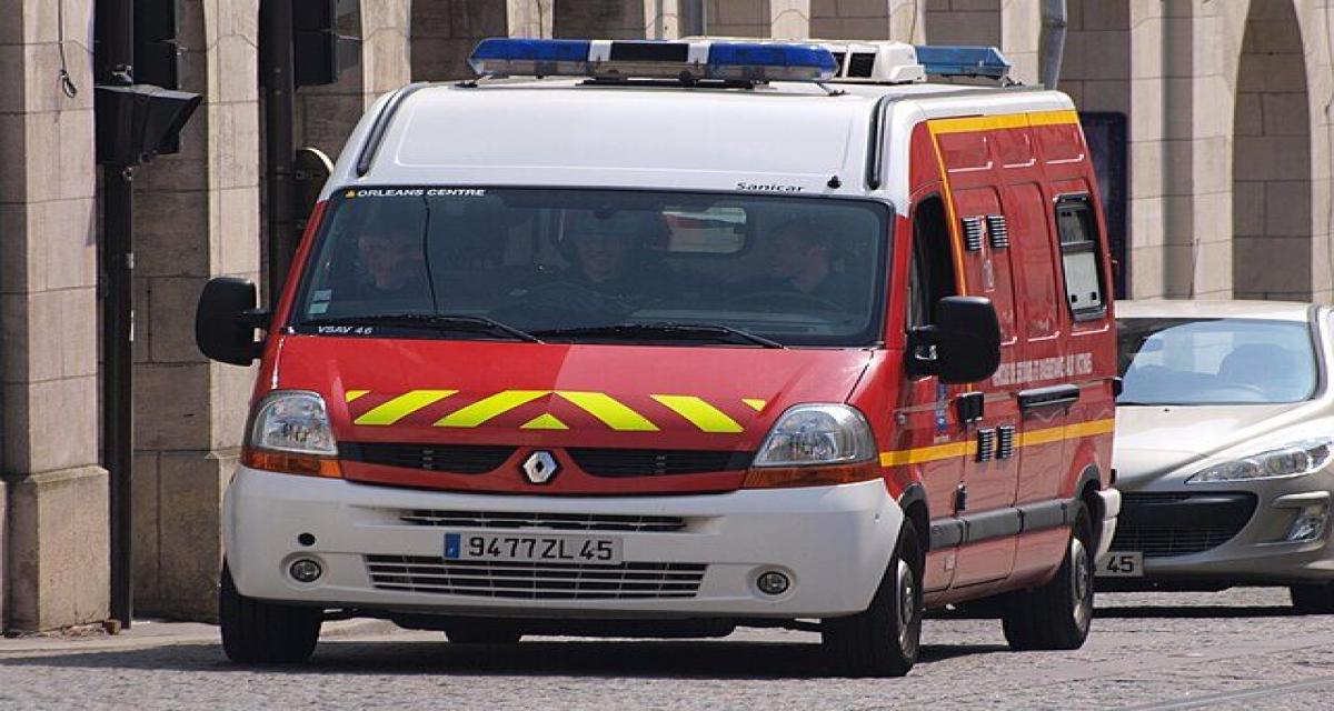 Un vent violent propulse une camionnette dans une voiture en sens inverse
