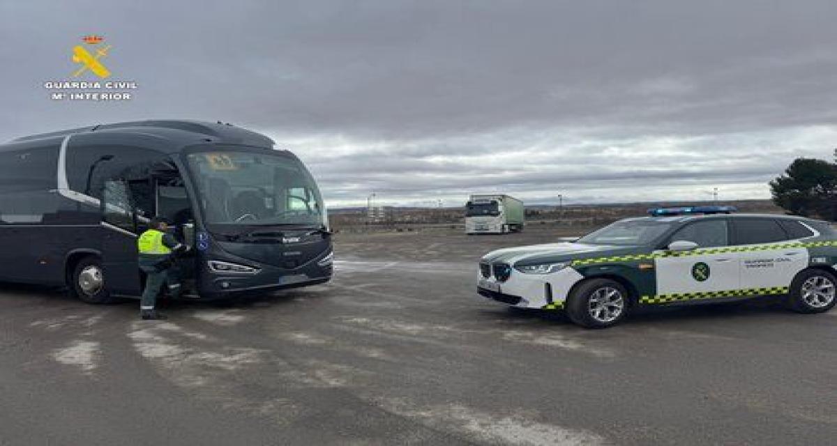 49 enfants à bord : le chauffeur roulait avec 4 fois le taux d'alcool autorisé, la police intervient en urgence