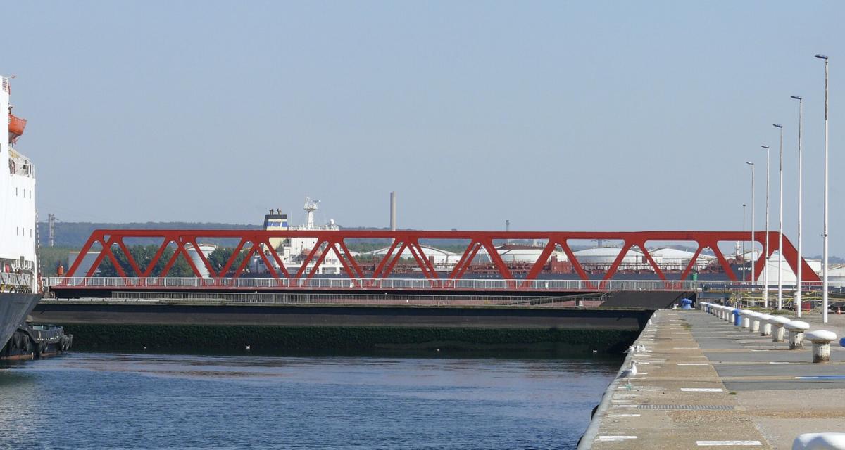 Habitué à traverser ce pont, ce conducteur ivre ne remarque pas qu'il est levé et finit dans le canal