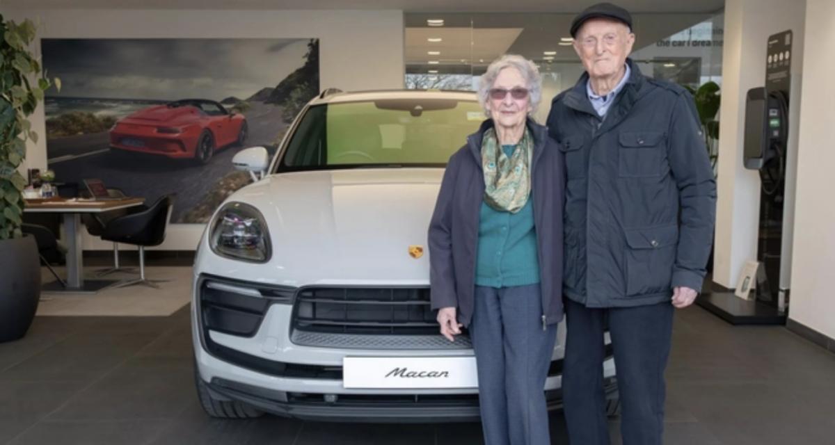 À plus de 90 ans, un couple s'offre la voiture de leurs rêves : une Porsche Macan.