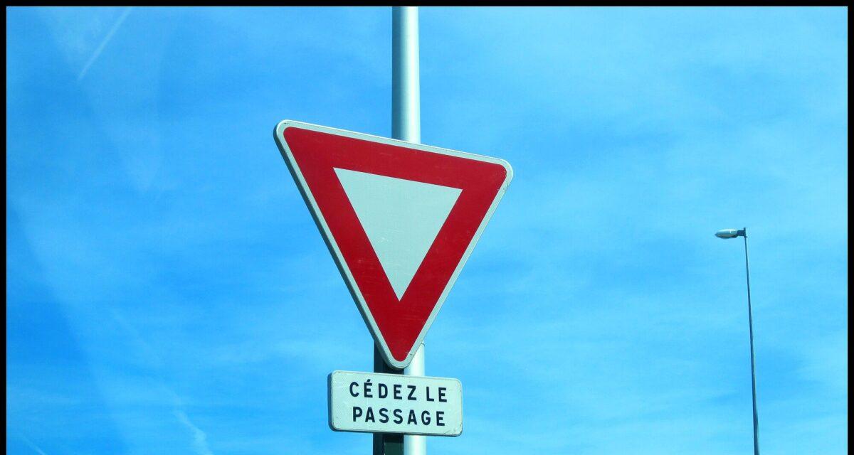 « Je n'ai rien vu » : ébloui par le soleil, il grille un cédez-le-passage et percute une voiture