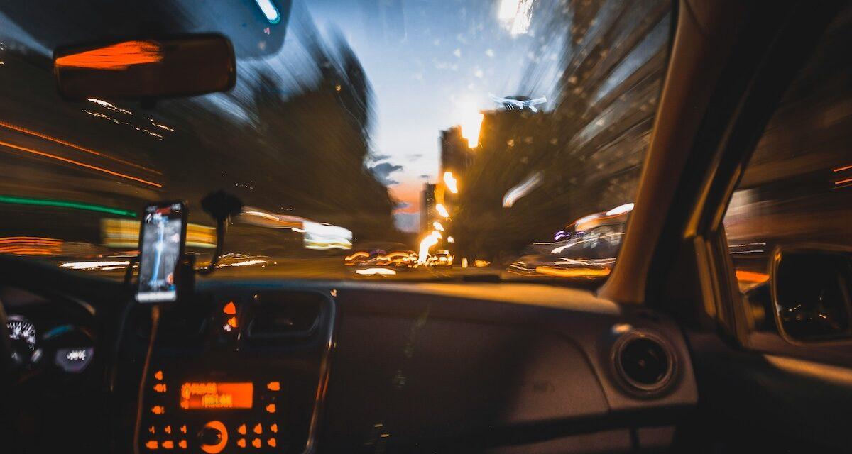 Au volant d'un bolide de 500 chevaux : cet adolescent de 14 ans ose le 250 km/h sur une autoroute verglacée