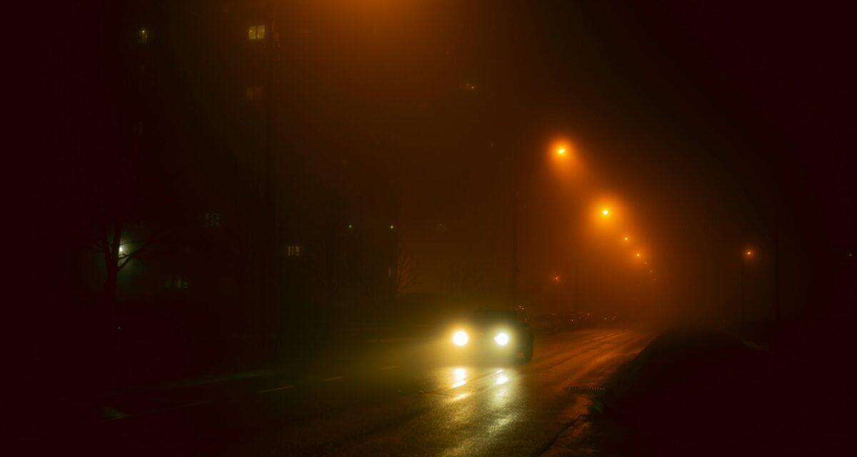Excédé par des phares antibrouillard d'un conducteur, il fonce sur sa voiture et le percute violemment avant de prendre la fuite