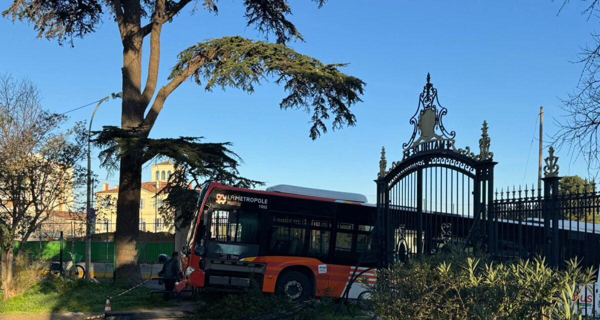 Frayeur au lever du jour : un bus dévie et s'encastre sur les grilles du jardin de la Mathilde