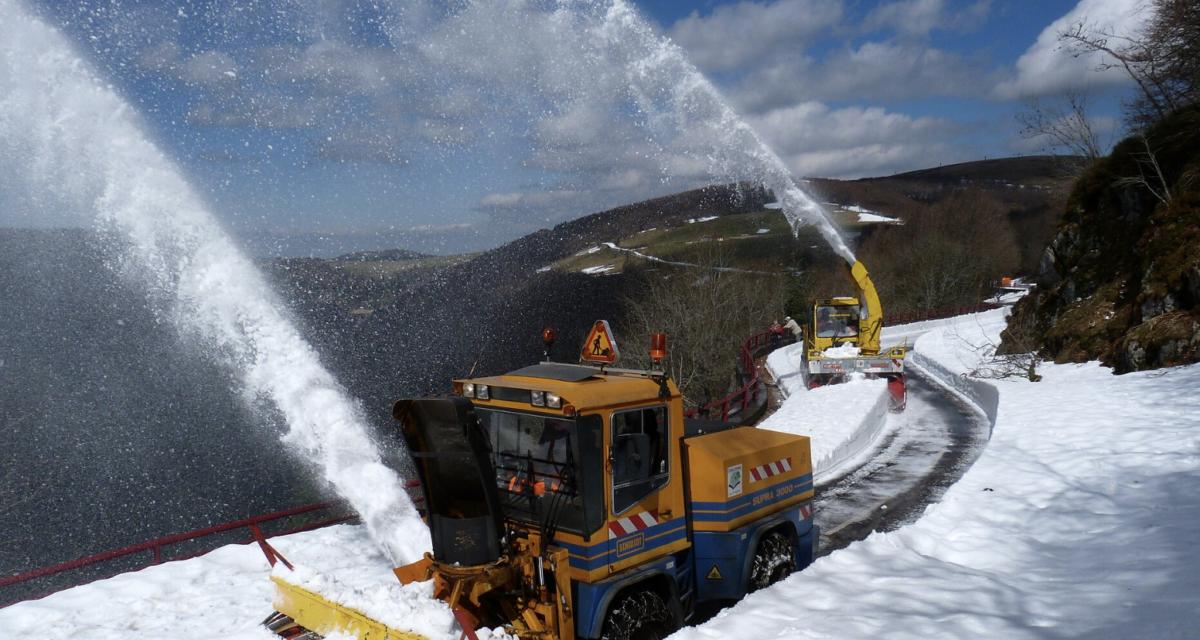 Après une sortie de route, il se retrouve bloqué sous sa déneigeuse