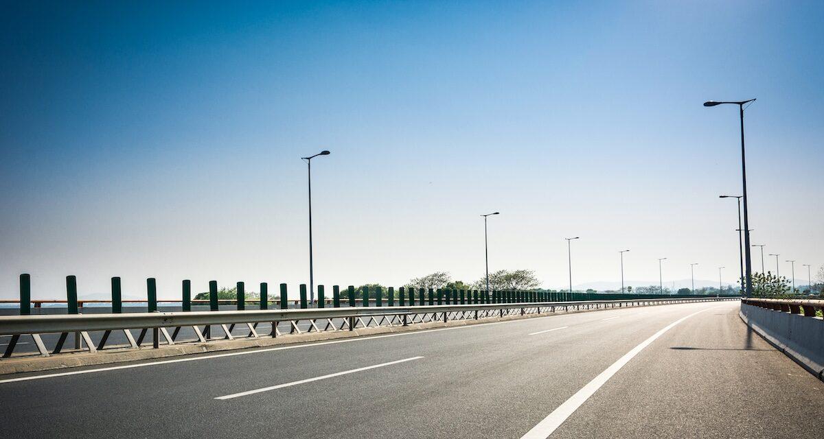 Vidéo. Il harcèle une vieille voiture en pleine rue... la scène se termine par un incroyable retour de karma
