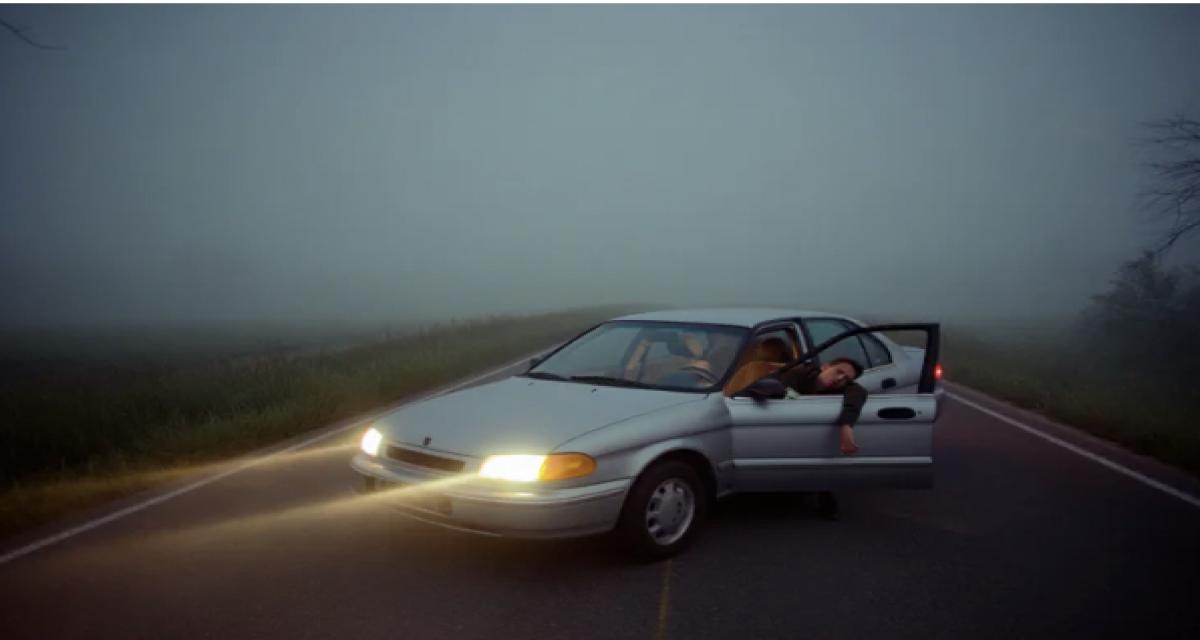 Complètement ivre, il s'endort au volant et laisse sa voiture bloquée en plein milieu de la route