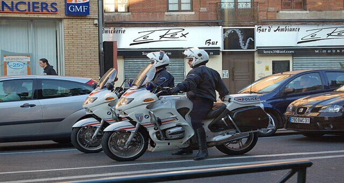 Deux adolescents stoppés en plein rodéo, la scène bascule en quelques secondes : les policiers pris à partie par la foule