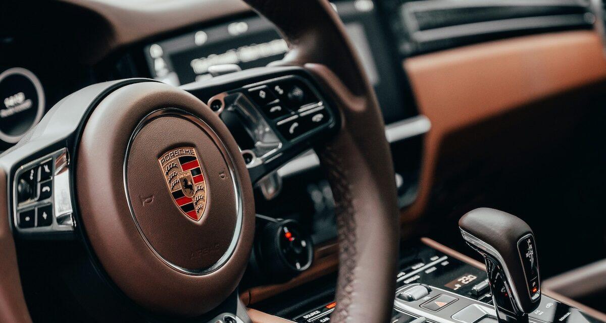 Sa nouvelle voiture de luxe éveille les soupçons : une gendarme accusée d'avoir escroqué un retraité de 90 ans