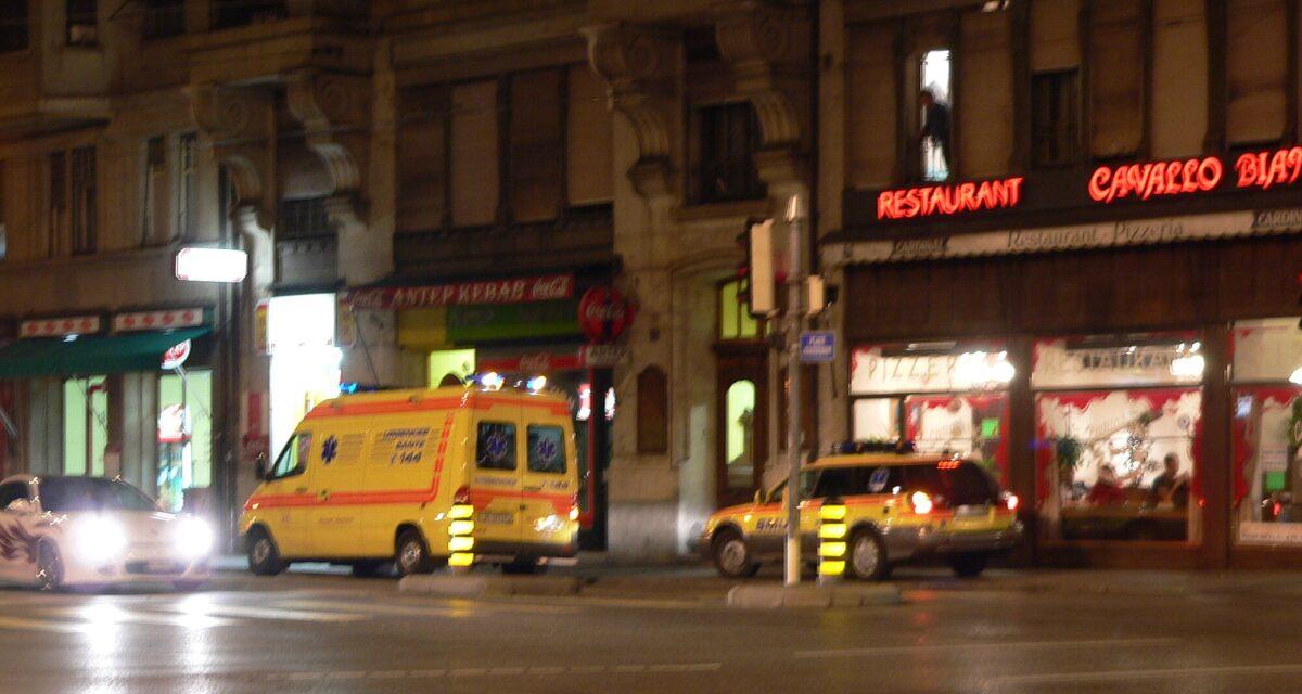 Cet automobiliste fait une sortie de route en pleine nuit et s'encastre dans une maison