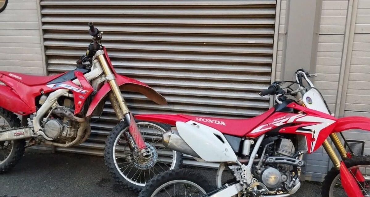 Rodéo urbain : la scène dégénère en quelques secondes lors d'une intervention policière, deux motos abandonnées après un choc spectaculaire