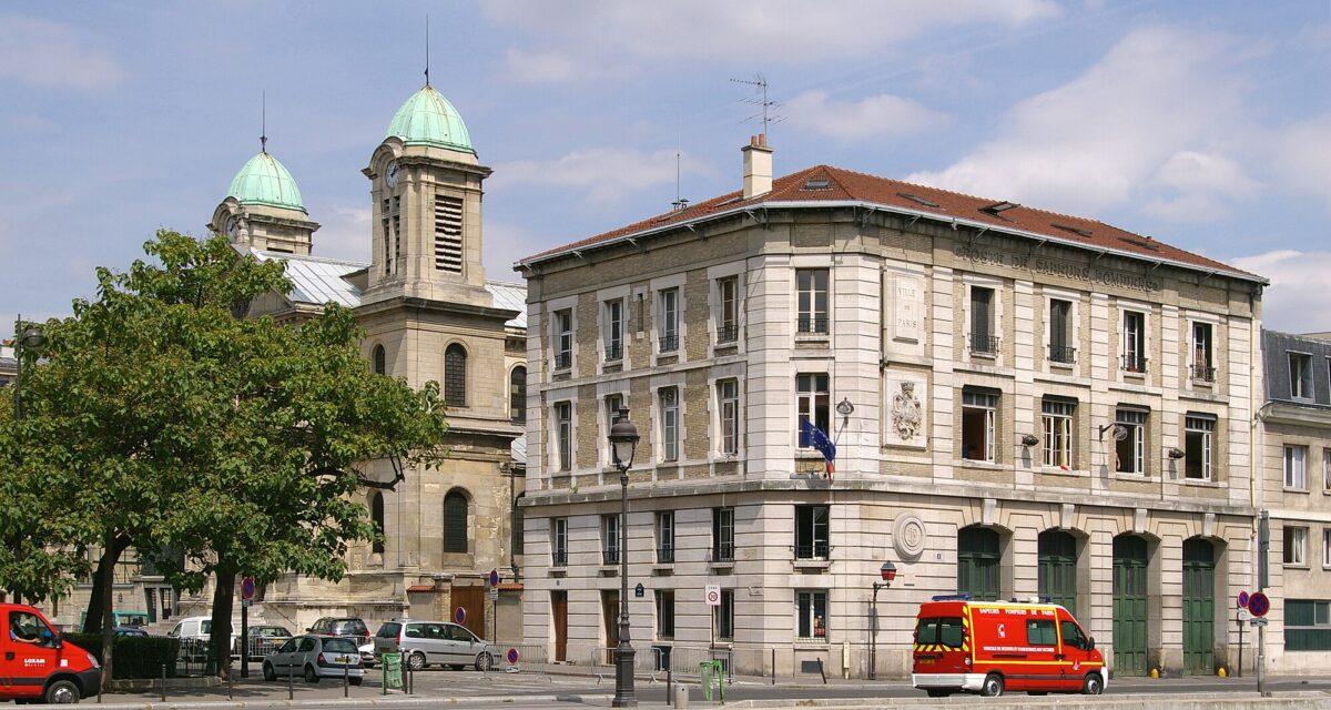Sa voiture disparaît dans l'eau sous ses yeux alors qu'il prenait des photos d'inondation !