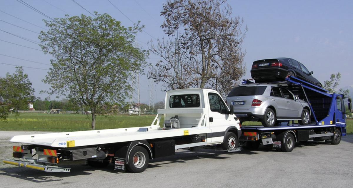 Son garage inondé, il se gare devant chez lui et voit sa voiture partir en fourrière
