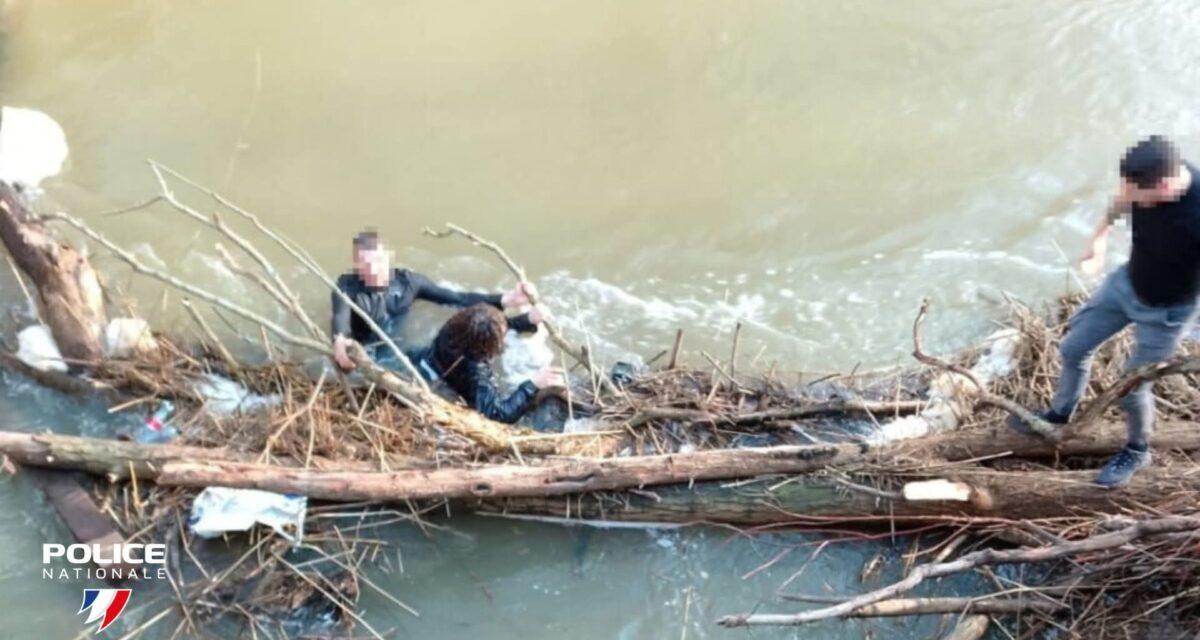 Il refuse d'obtempérer, prend la fuite à pied et saute dans une rivière glaciale : ce policier n'hésite pas à plonger pour le rattraper !