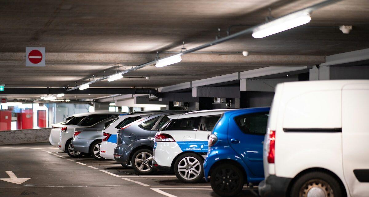 Des places de stationnement disparaissent de plus en plus : dans cette ville française, la voiture perd du terrain, même sous terre