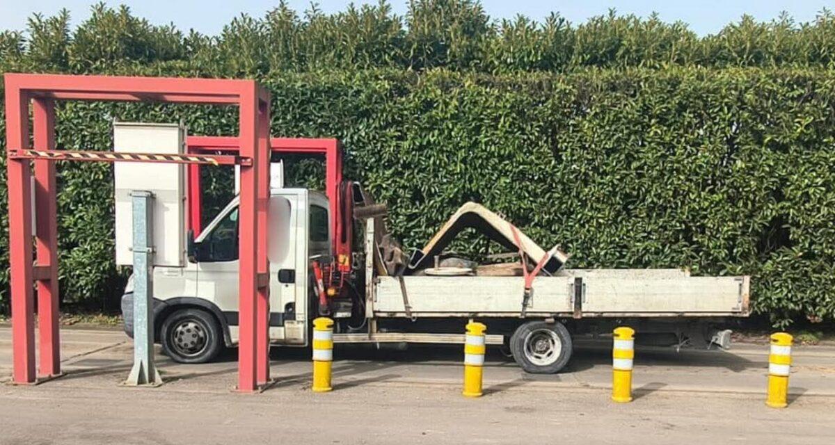Contrôle de routine... puis la surprise : cette camionnette roulait avec une charge totalement démesurée