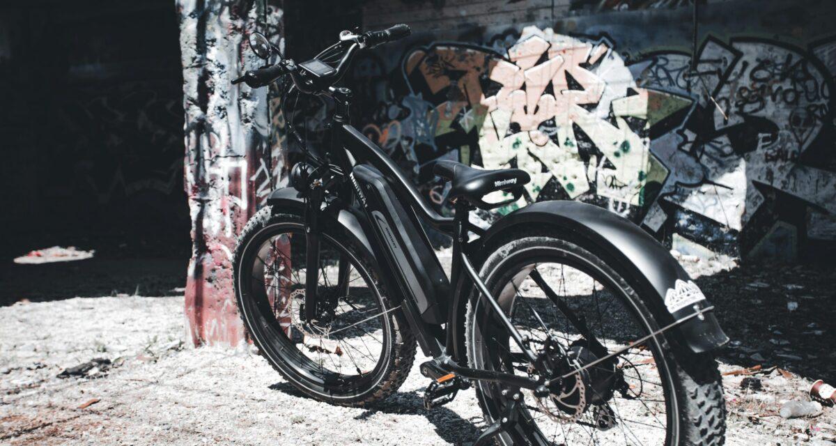 Il voulait un vélo électrique plus rapide pour son fils de 12 ans, le trafique pour atteindre les 100 km/h : il grille le feu rouge et se fait percuter