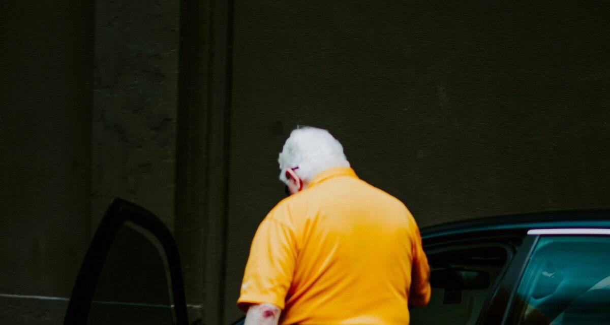 À 94 ans, il est prisonnier d'un contrat de voiture : l'incroyable histoire d'un grand-père piégé par son leasing