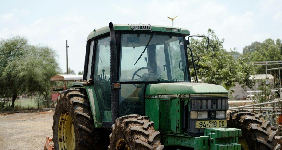 En pleine nuit, il perd le contrôle de son tracteur et percute la véranda d'une maison puis prend la fuite