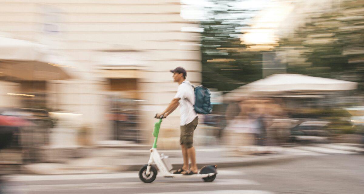 Flashé à 80 km/h en trottinette en plein centre-ville : la fuite folle d'un jeune conducteur tourne court face aux policiers après un refus d'obtempérer