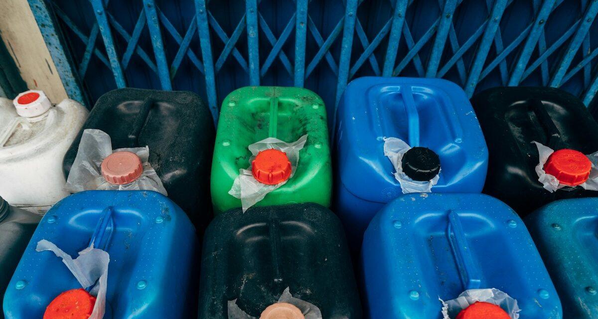 Il marche avec un jerrican dans la rue : sa balade prend fin et se solde par une cascade d'infractions, l'homme venait de siphonner un camion !