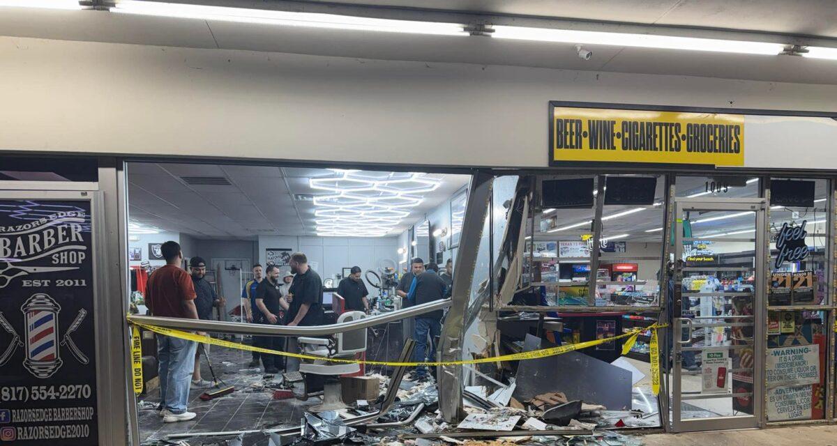 Une voiture s'invite dans un salon de coiffure par erreur, ciseaux et clients projetés : le conducteur âgé a confondu la marche avant avec la marche arrière