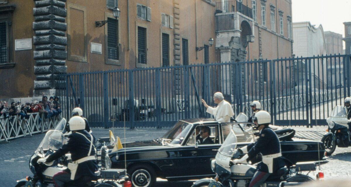 Le pape change de volant : en pleine crise, ce constructeur offre une rutilante voiture à Léon XIV