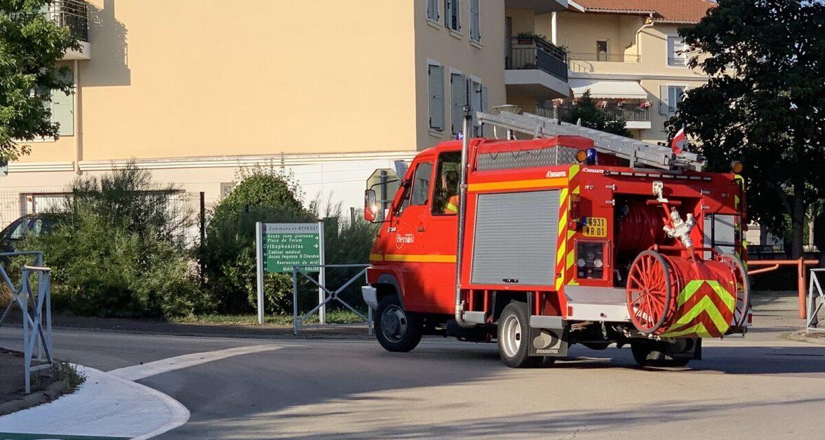 Une voiture en flammes sur la bande d'arrêt d'urgence : aucun conducteur à l'intérieur ni à proximité