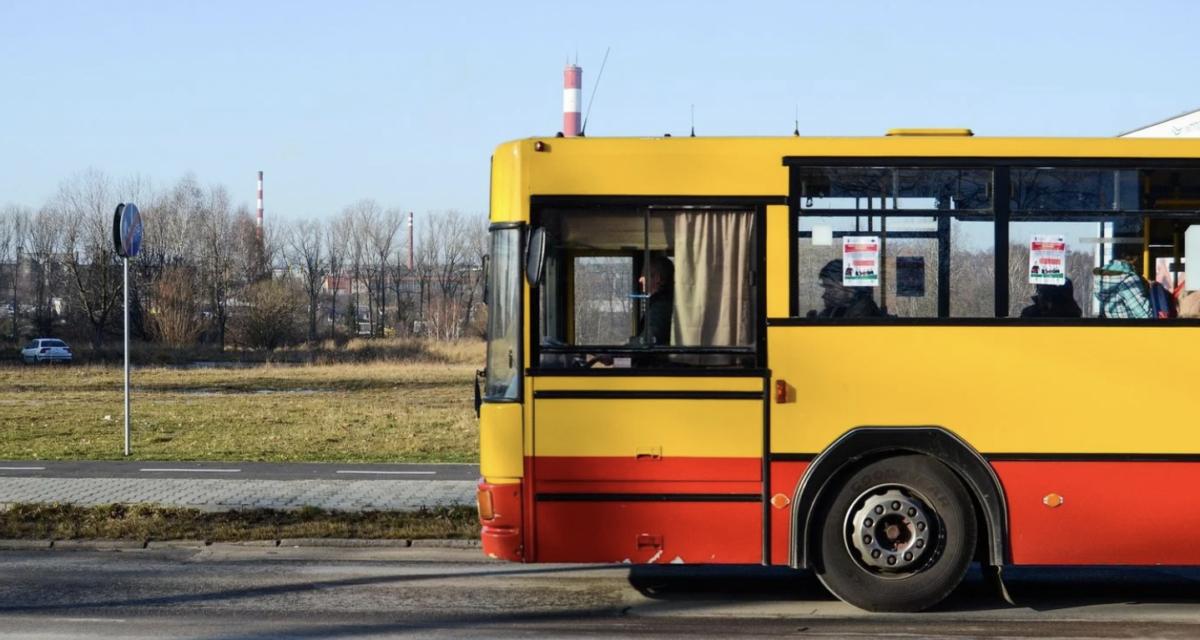 Sa petite copine lui manque... Il décide de voler un bus pour la voir à seulement 15 ans