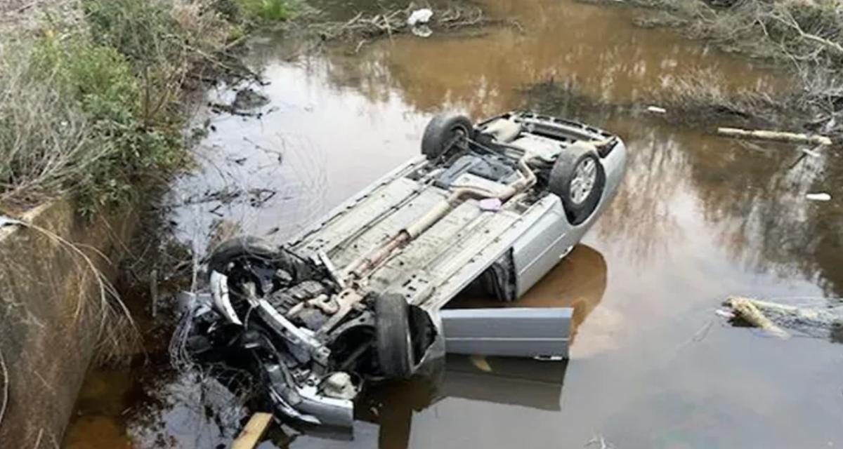 Des témoins sauvent trois frères et soeurs d'une voiture tombée dans un canal au mississippi