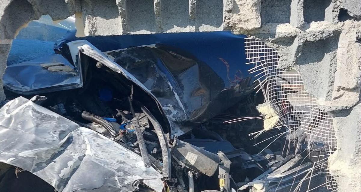 Quand freiner trop tard coûte cher : voiture hors d'usage après un tout droit violent dans un muret suite à une perte de contrôle