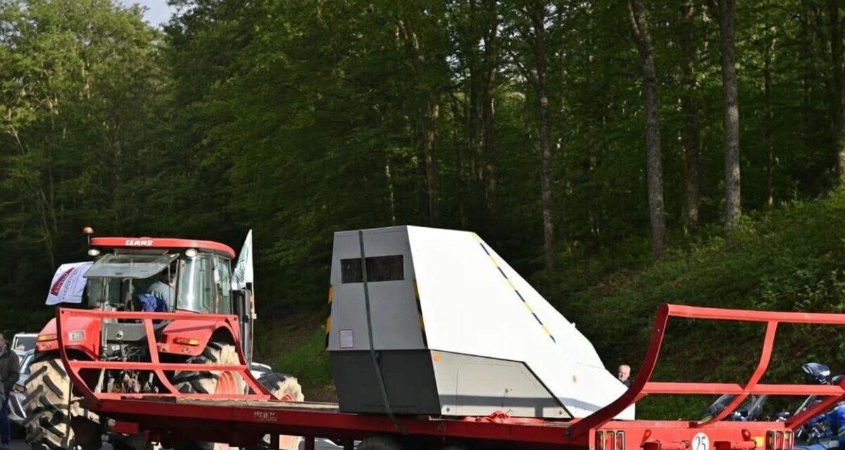 Des radars kidnappés et déplacés à des kilomètres par des agriculteurs grâce à leurs tracteurs