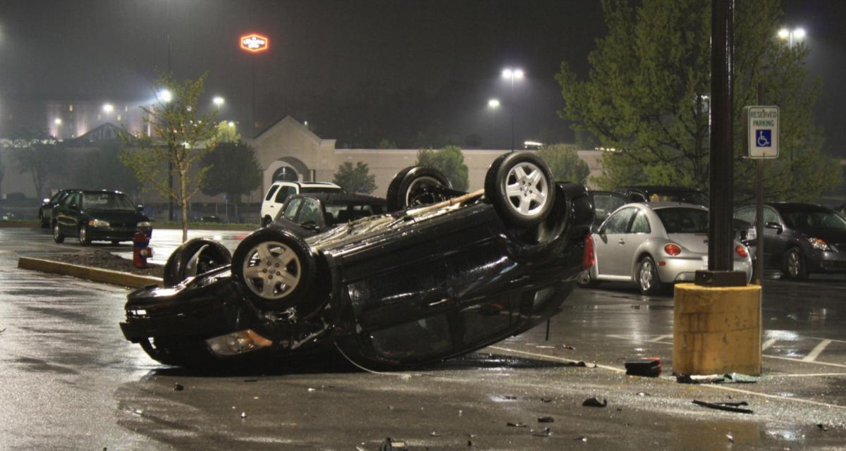 Elle descend pour aller travailler et retrouve sa voiture... couchée sur le flanc : impossible de s'y rendre