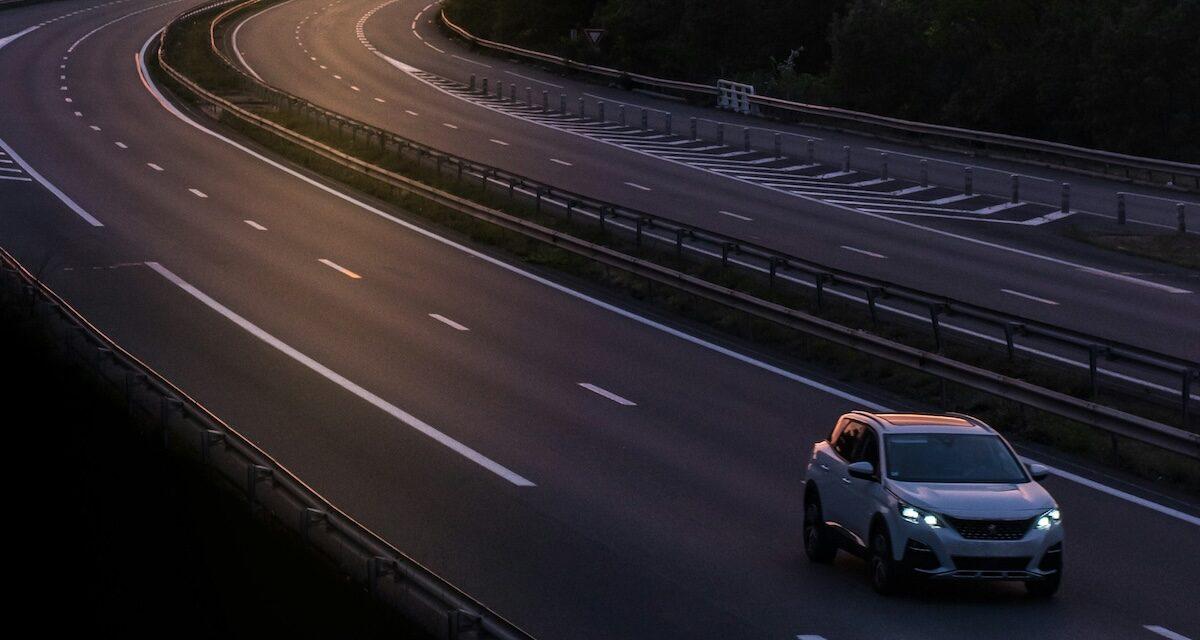 Bientôt un retour aux 150 km/h sur les autoroutes en France ? Entre fake news et vrai débat, le point sur la situation