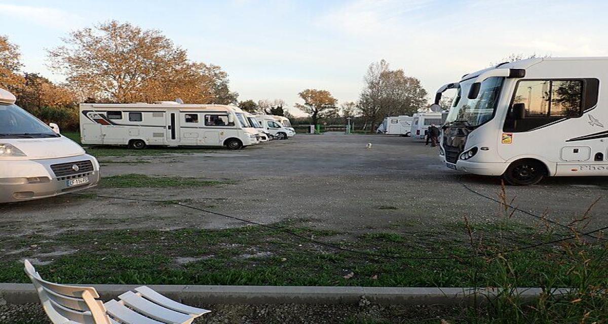 Sa voiture tombe en panne... Il décide donc de voler un camping-car